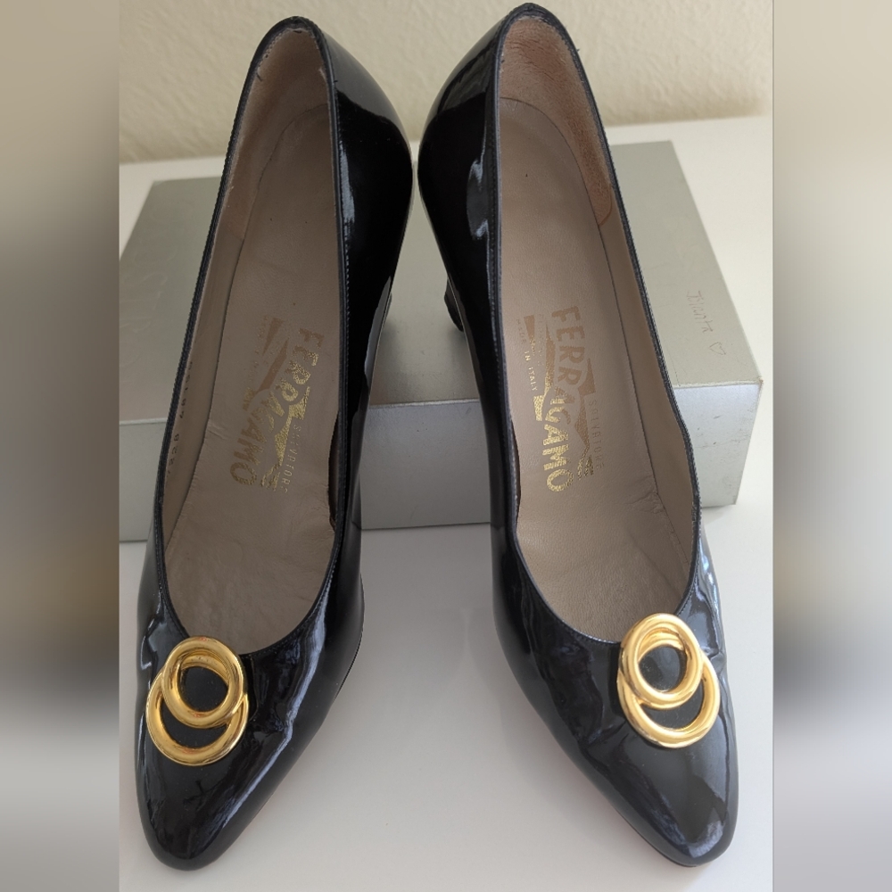 SALVATORE FERRAGAMO BLACK PATENT LEATHER HEELS  WITH GOLD ACCENTS 7.5 B